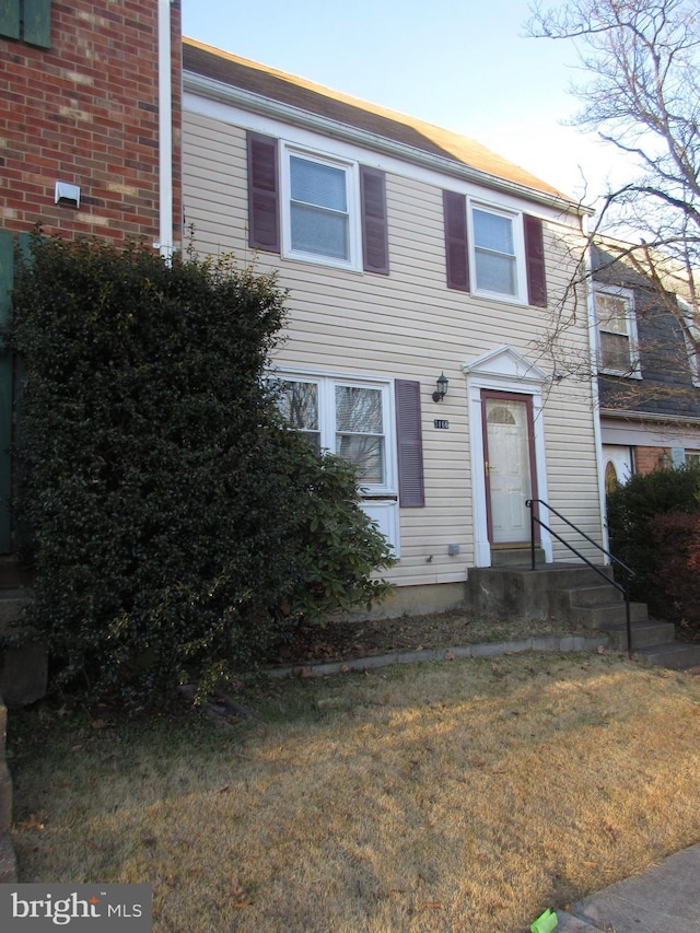 townhome / multi-family property featuring a front yard