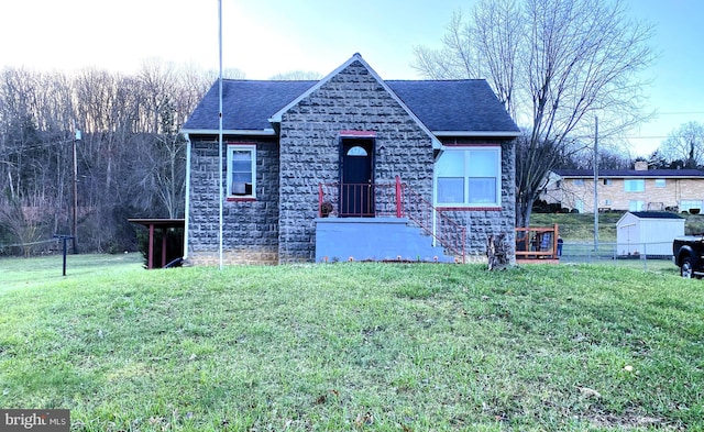 view of front of home featuring a front yard