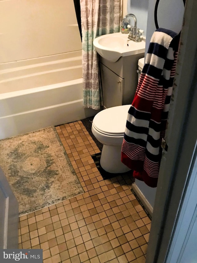 full bathroom featuring tile patterned flooring, vanity, toilet, and shower / tub combo with curtain