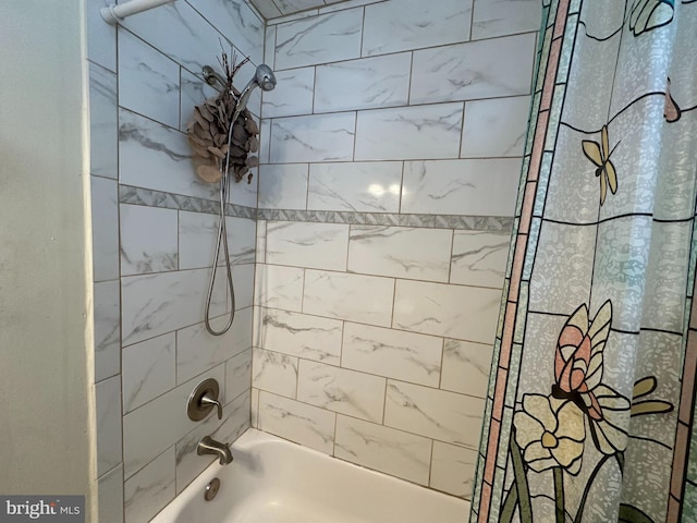 bathroom featuring tiled shower / bath