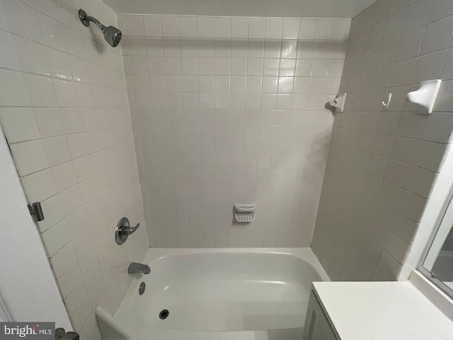 bathroom featuring tiled shower / bath combo