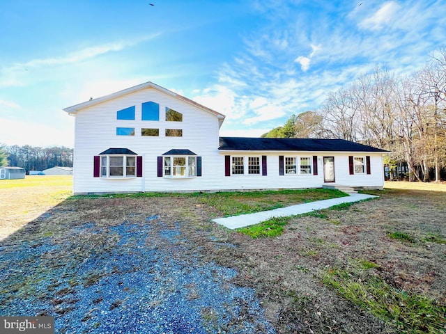 view of front of property featuring a front yard