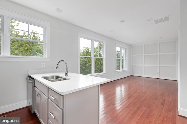 kitchen featuring sink, dark hardwood / wood-style floors, gray cabinetry, and kitchen peninsula