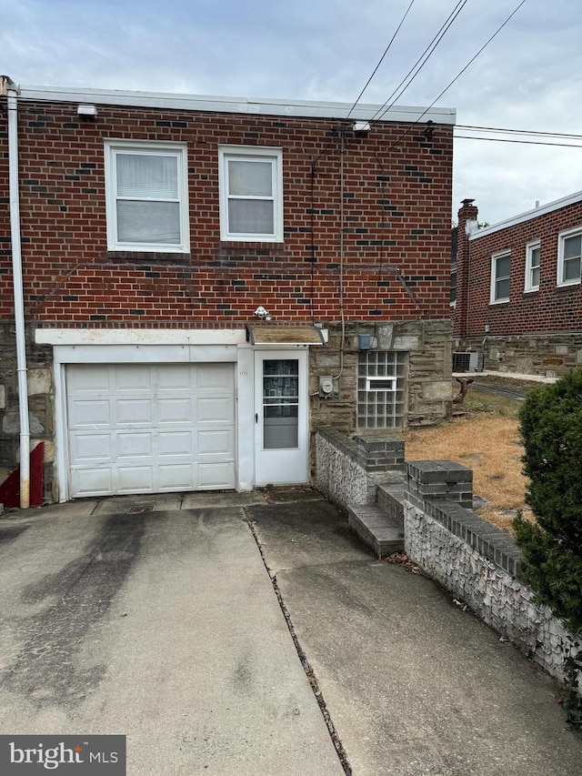 view of front facade featuring a garage