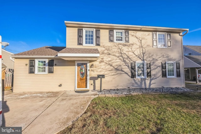 view of front of house featuring a front lawn