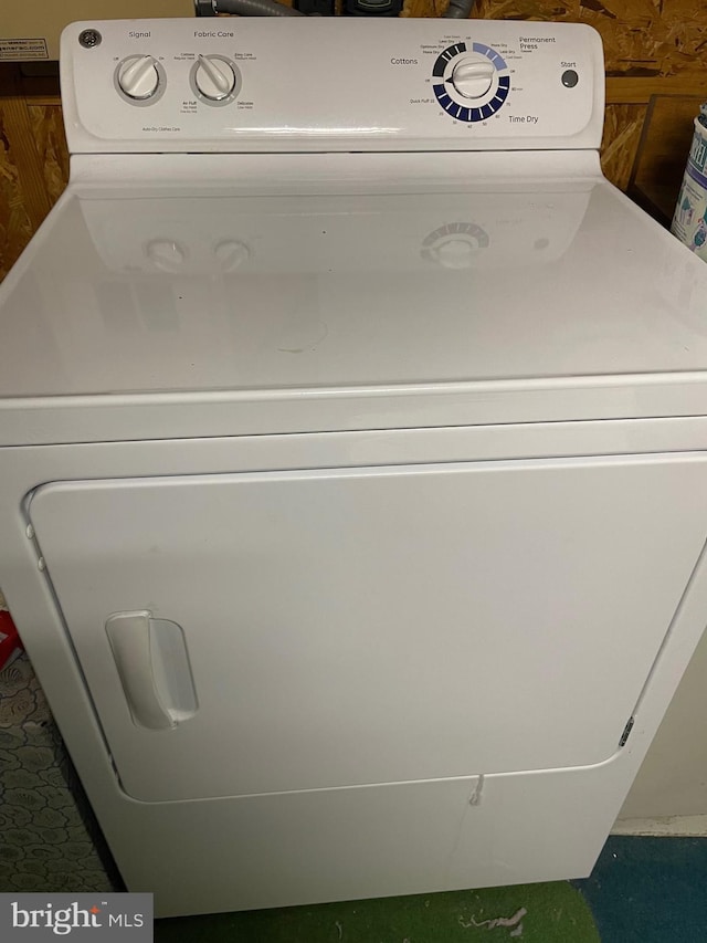 laundry area with washer / dryer