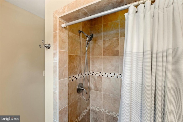 details featuring a shower with shower curtain