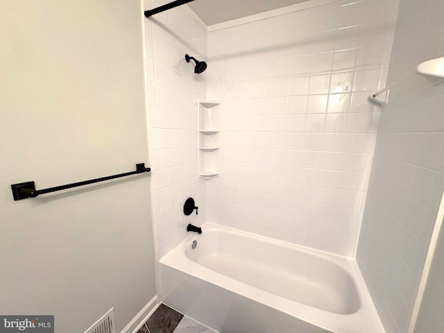 bathroom with tiled shower / bath combo