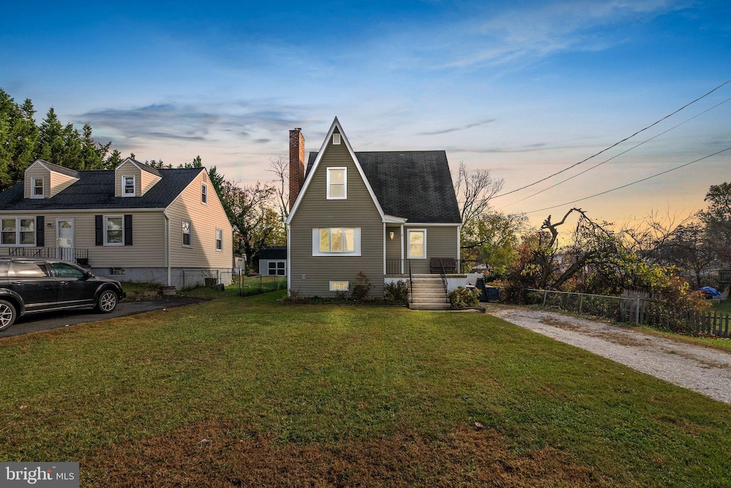 view of front of property featuring a yard