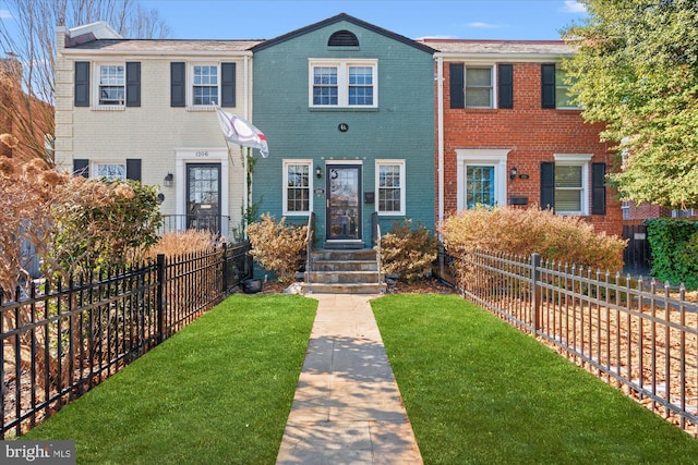 view of front of home featuring a front yard