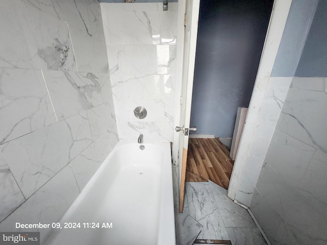 bathroom with tiled shower / bath combo