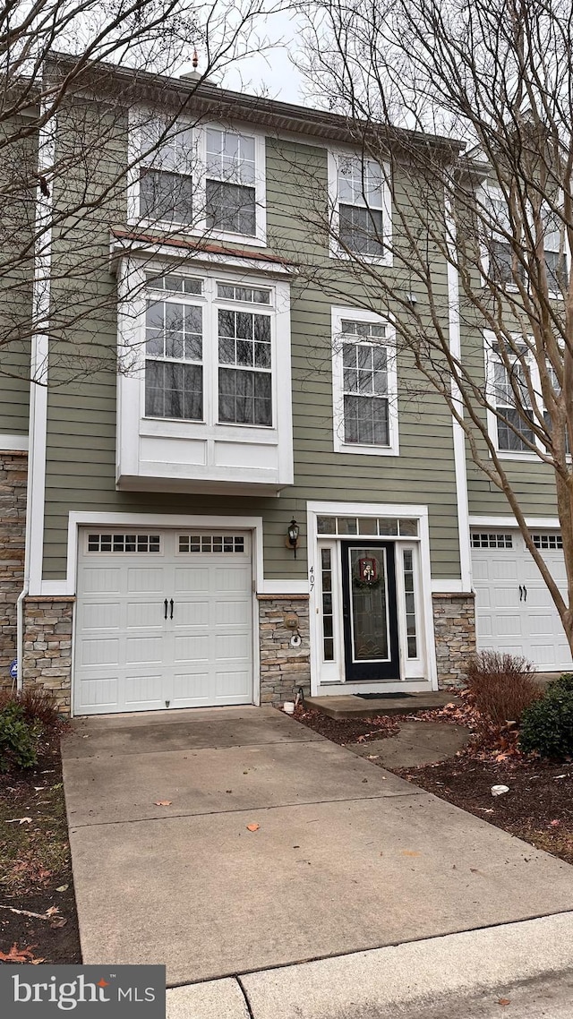 townhome / multi-family property featuring a garage