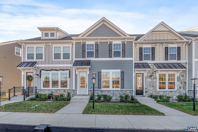 view of front of home featuring a front yard