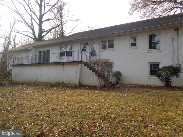 view of front of house featuring a front yard