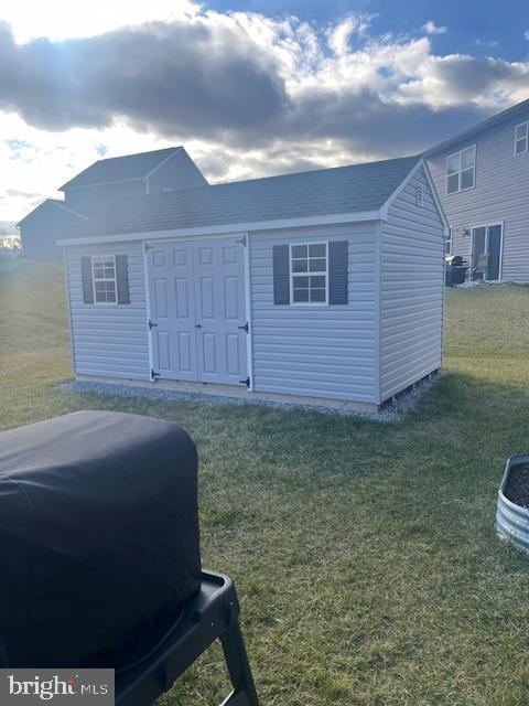 view of outdoor structure with a yard