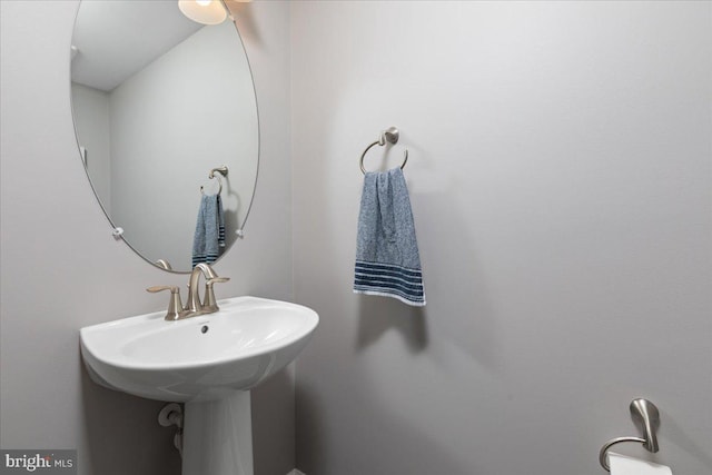 bathroom featuring sink