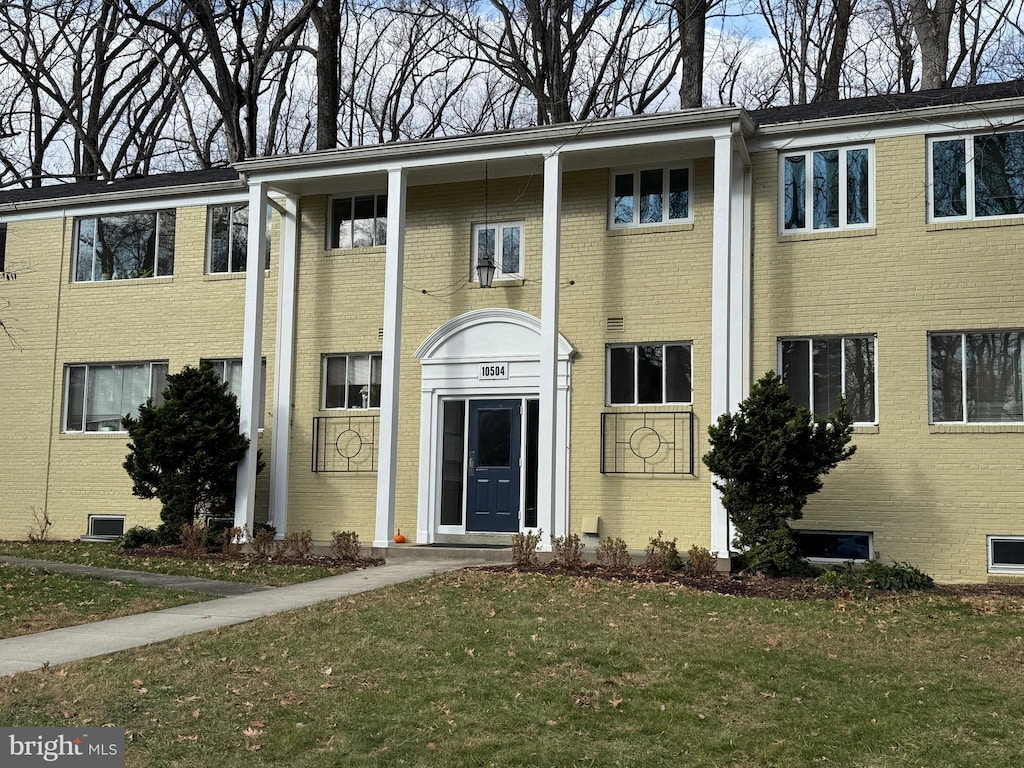 exterior space featuring a front yard