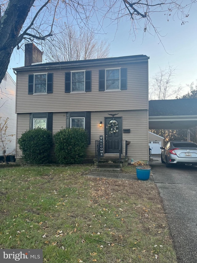 view of front of house featuring a front lawn