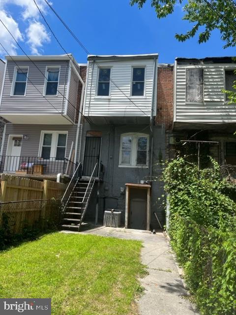 view of front facade with a front lawn