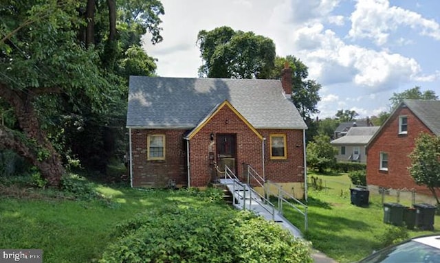 view of front of property featuring a front yard