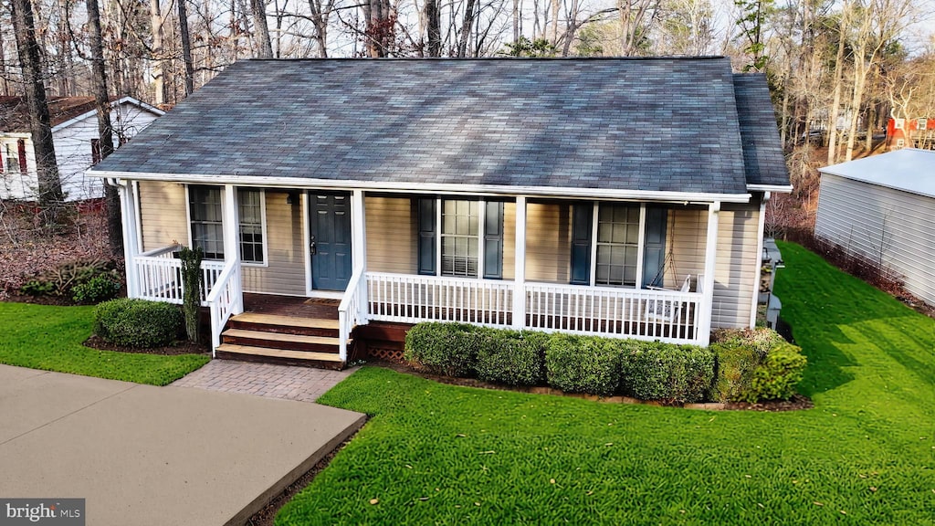 view of front facade featuring a porch and a front yard