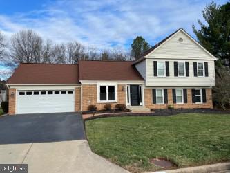 view of front of house featuring a front yard and a garage