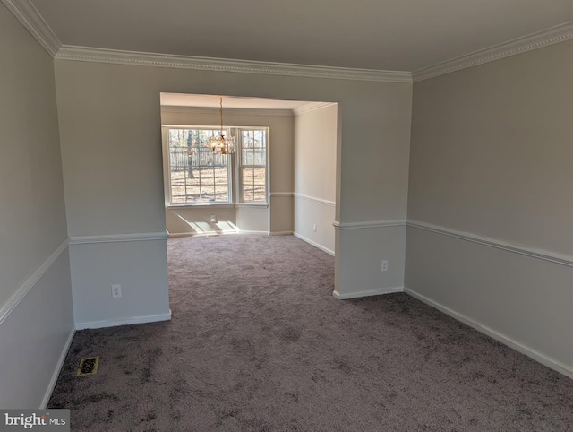 spare room featuring carpet floors, ornamental molding, baseboards, and an inviting chandelier