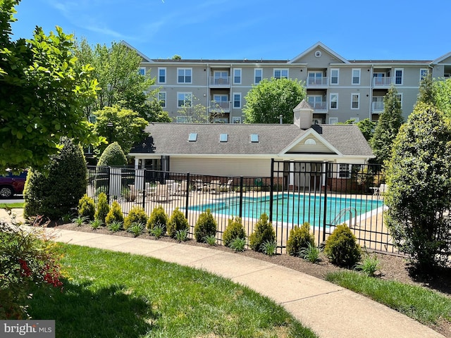 view of swimming pool