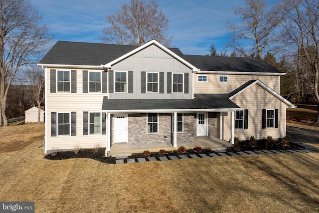 view of front facade featuring a front yard