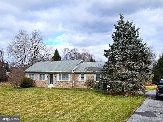 view of front of property with a front lawn