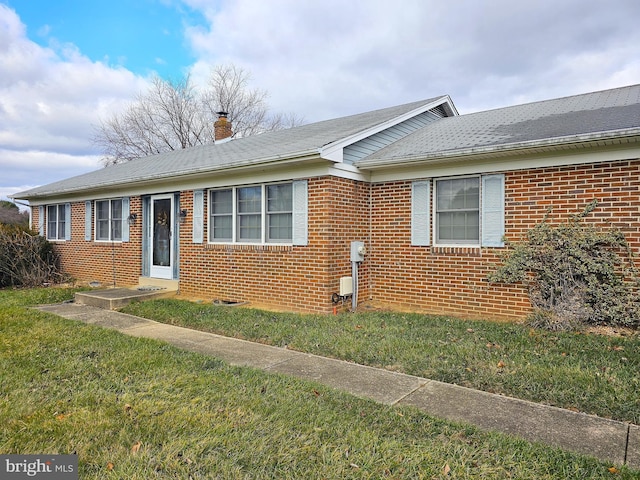 view of front of property with a front yard