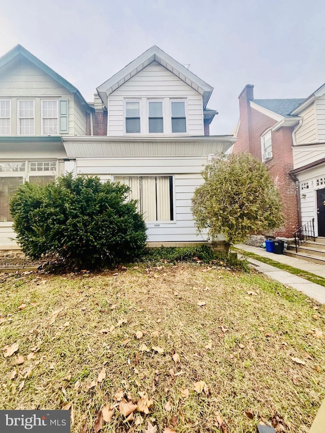 view of front of house featuring a front yard