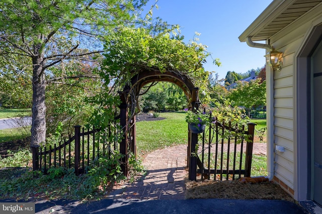 view of gate featuring a lawn