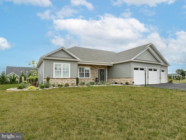 view of front facade featuring a garage and a front yard