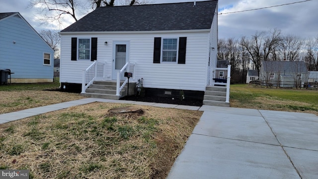 bungalow featuring a front lawn