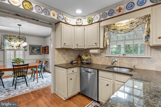 kitchen featuring sink, an inviting chandelier, light hardwood / wood-style flooring, dishwasher, and hanging light fixtures