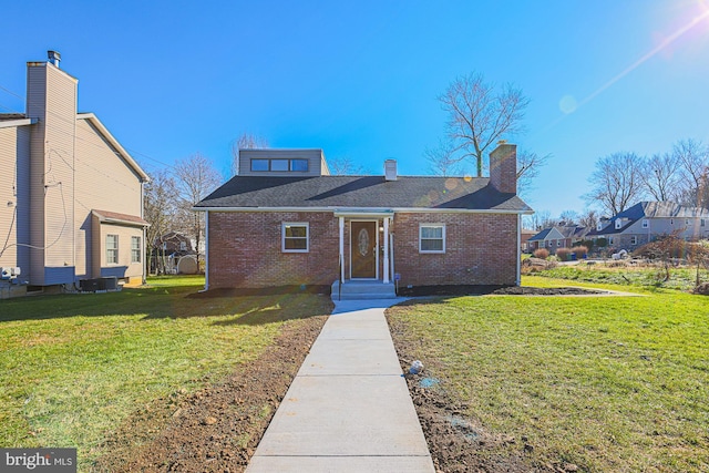 view of front of property featuring a front yard