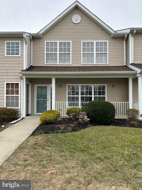 view of front of home featuring a front lawn