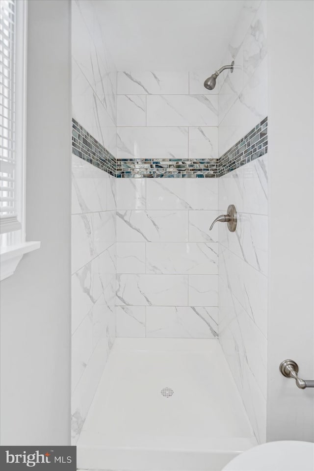 811 Rosedale Ave, Rosedale, MD 21237 - bathroom featuring tiled shower and toilet