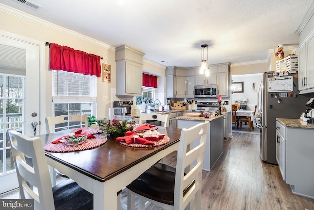 kitchen featuring sink, stainless steel appliances, crown molding, wood-type flooring, and gray cabinets