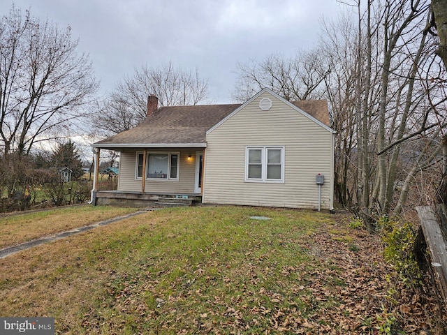 view of front of property featuring a front yard and a porch