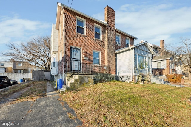 exterior space featuring a front yard