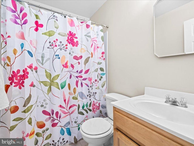 bathroom with a shower with shower curtain, vanity, and toilet