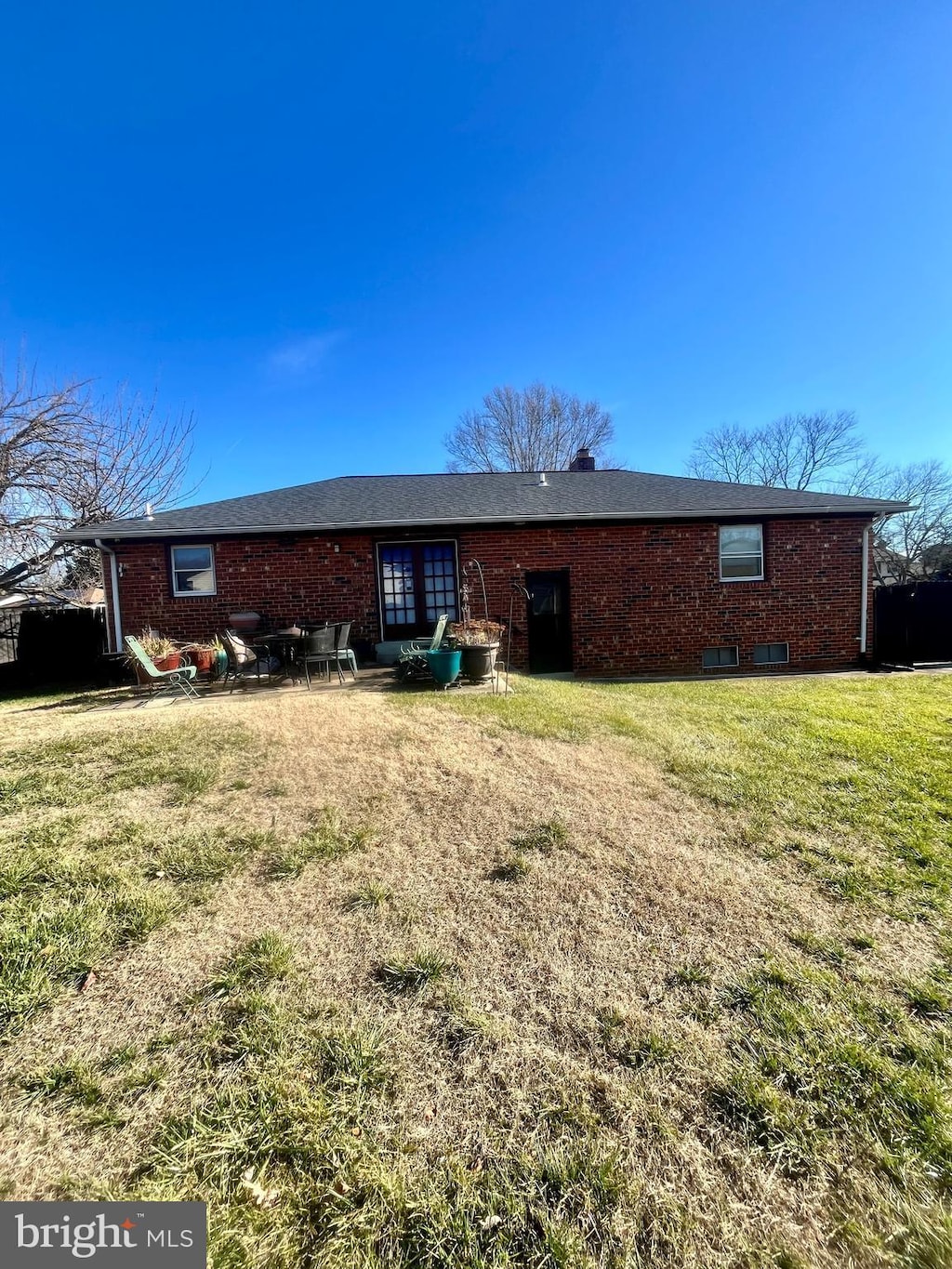 back of house featuring a lawn