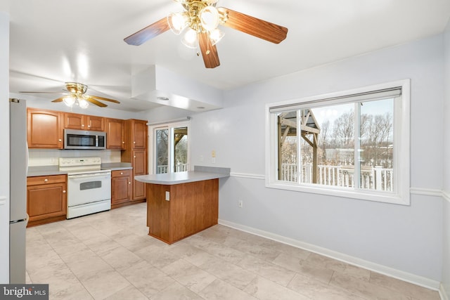 kitchen with backsplash, kitchen peninsula, and stainless steel appliances