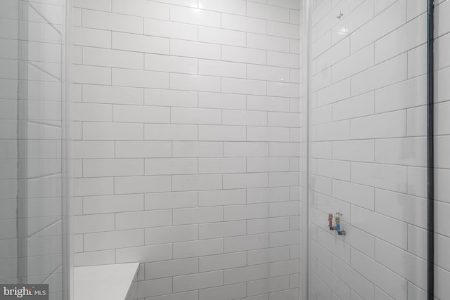 bathroom featuring tiled shower