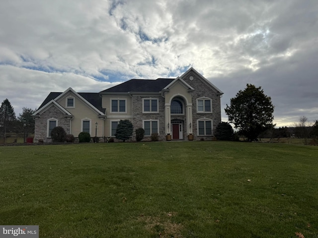 view of front of property featuring a front yard