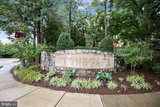 view of community / neighborhood sign