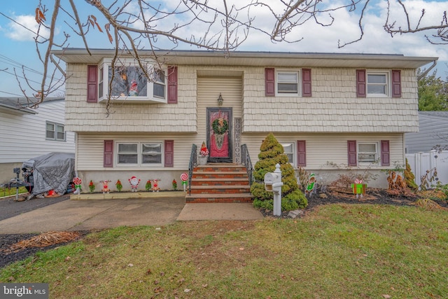 split foyer home with a front yard