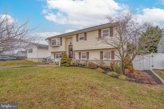 split foyer home featuring a front yard